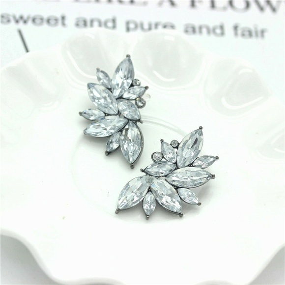 🔴SALE: LAST 1 🆕💮| Classic Crystal Wing Earring - Picture 3 of 4